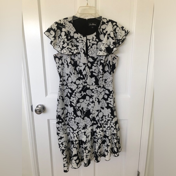 Sam Edelman Asymmetrical Black and White Floral Ruffle Sleeve Dress size 8 - Picture 2 of 11